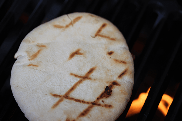 Pita op het BBQ rooster gevuld met kaas en appel-ui chutney